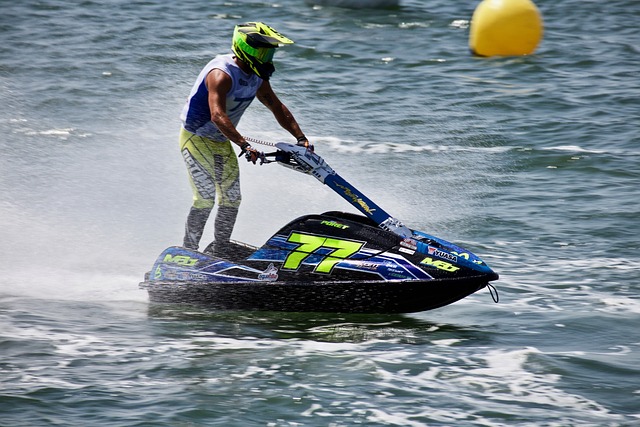 他用一种不 他用一种不